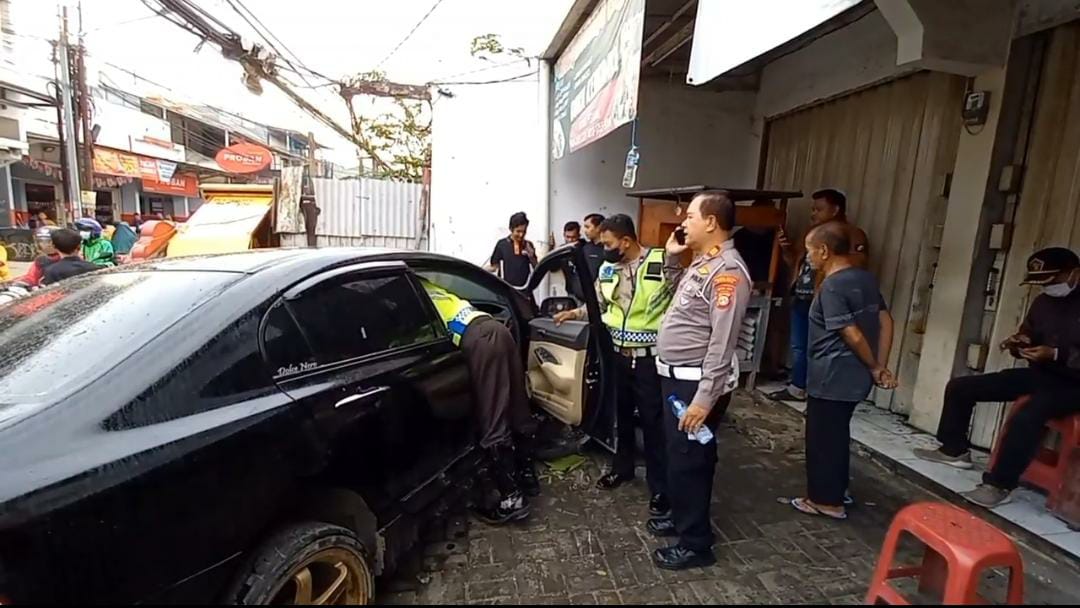 Petugas Lakalantas Polsek Beksi Utara sedang Olah TKP di jalan Perwira Beksi Utara