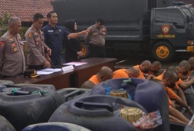 Kepolisian Resort Pandeglang, berhasil mengungkap praktik penimbunan 10 ton bahan bakar minyak (BBM) bersubsidi jenis solar di wilayah Pandeglang, Provinsi Banten.