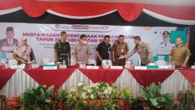 Pemerintah Kecamatan Sukatani, Kabupaten Bekasi, menggelar Musyawarah Perencanaan Pembangunan (Musrenbang) Tahun- Anggaran 2024, di aula Kecamatan Sukatani, Rabu (21/02/2023)
