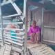 Atiah (82) hanya duduk termangu di selasar rumah bilik bambu bekas kandang kambing berukuran kecil di Dusun Telukampel, Desa Karyamakmur, Kecamatan Batujaya, Kabupaten Karawang. (foto: tangkapan layar @info_karawang-cikarang