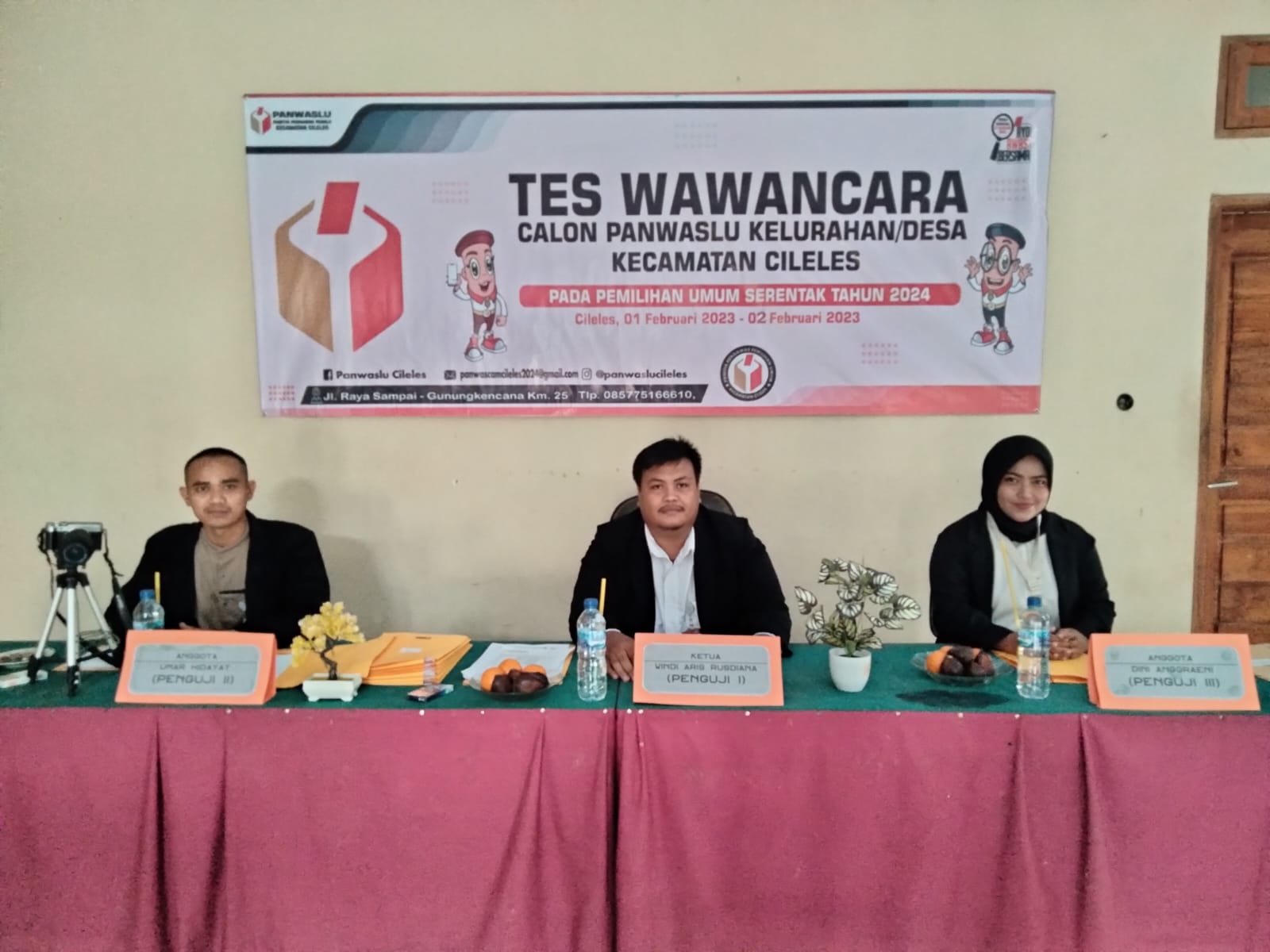 Ketua Panwascam Kecamatan Cileles, Aris Rusdiana (tengah)