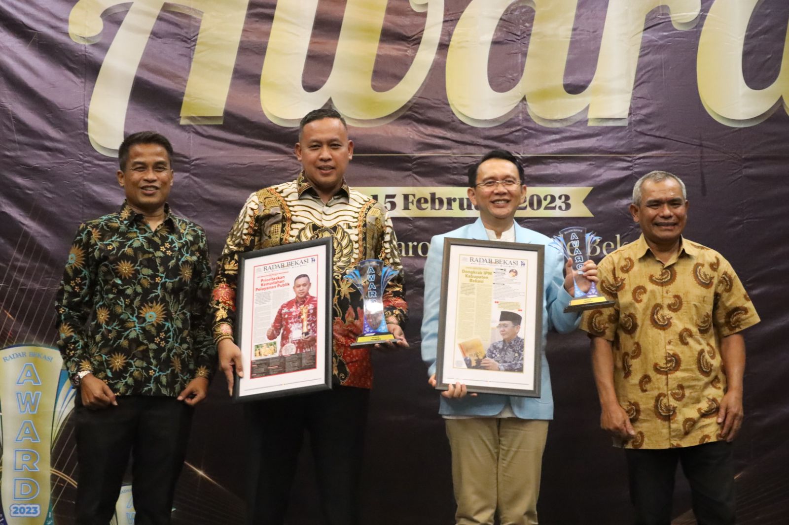 Pelaksana tugas (Plt) Wali Kota Belasi Tri Adhianto Pejabat (Pj). Bupati Bekasi, Dani Ramdan, General Manager Radar Bekasi, Andi Ahmadi, Direktur RSUD CAM Kota Bekasi, Sahli Pemerintahan Setda Kota Bekasi, dalam acara ajang pemberian apresiasi kepada tokoh-tokoh Kepala Daerah serta Pejabat Daerah.