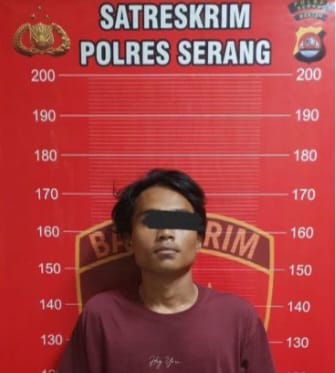 Kedua tersangka warga Kosambi Tangerang, pelaku maling besi pembatas jalan yang diringkus oleh personel Polsek Pontang yang sedang melakukan patroli rutin.
