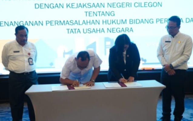 Pemerintah Kota (Pemkot) Cilegon dengan Kejaksaan Negeri (Kejari) melakukan penandatangan nota kesepakatan kerjasama tentang Penanganan Permasalahan Hukum Bidang Perdata dan Tata Usaha Negara. (Foto : Daeng Yusvin)