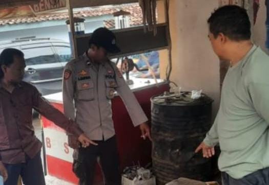 Kepada petugas dari Polsek Merak, warga menunjukkan tetesan darah korban dilokasi kejadian