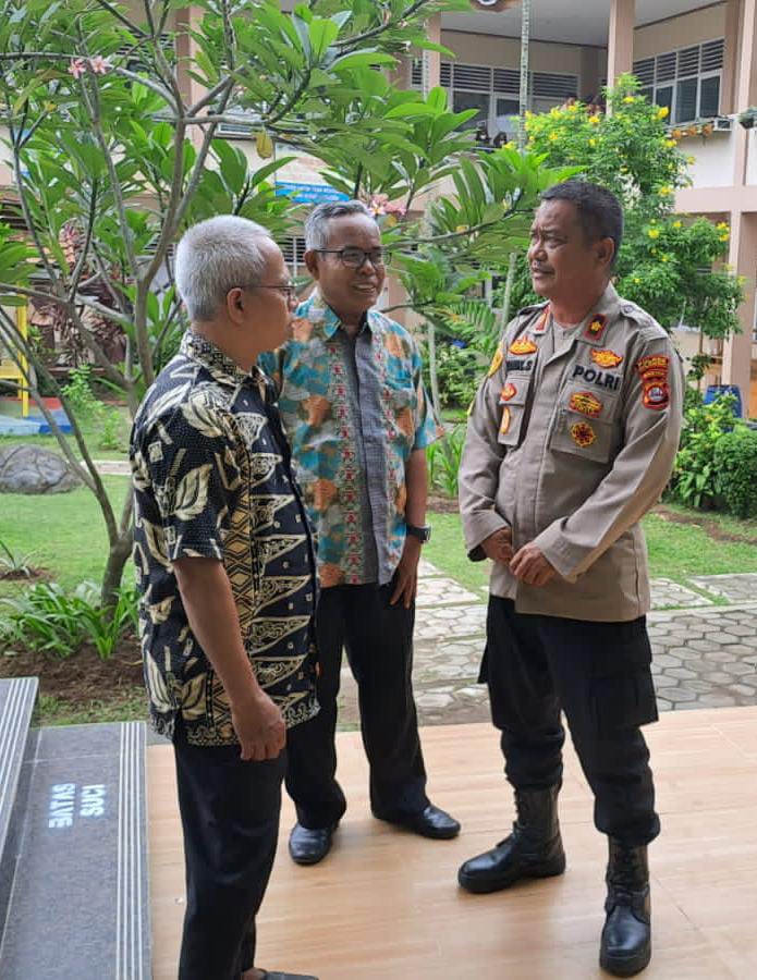Kapolsek Cilegon, Kompol Dahoron S, SH sedang berbincang dengan guru-guru SMAN 1 Kota Cilegon