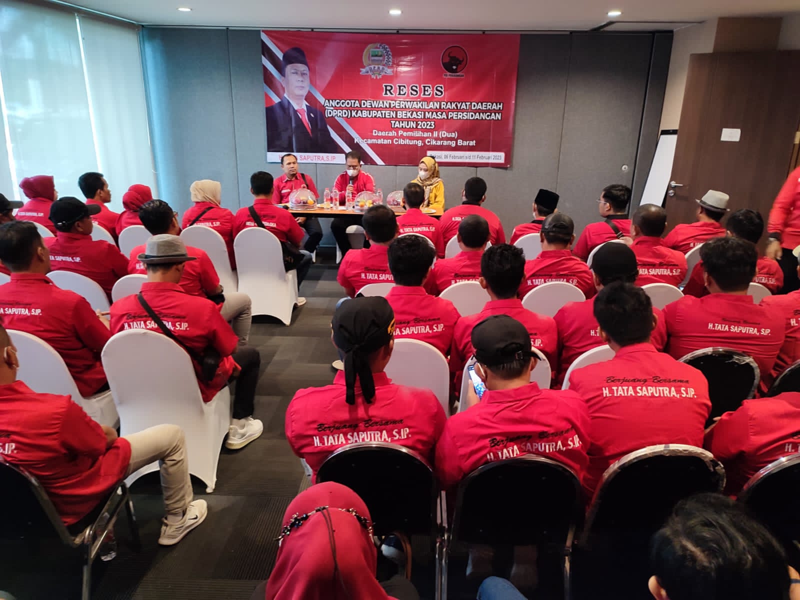 Ketua Komisi IV, Fraksi PDI-Perjuangan, DPRD Kabupaten Bekasi, Tata Saputra melaksanakan Reses Daerah Pemilihan II yang meliputi wilayah Kecamatan Cikarang Barat dan Kecamatan Cibitung. Di Hotel SwissBelinn, Kecamatan Cikarang Barat. (Foto : Muh Bakhtiar)