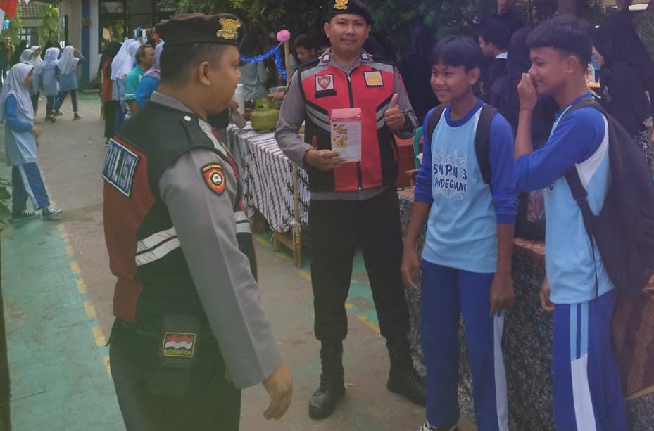 Segala cara dan upaya dilakukan oleh setiap anggota kepolisian untuk tetap menjaga keamanan dilingkungan sekitarnya, khususnya oleh Unit Samapta Polres Pandeglang, dengan melaksanakan sambang ke sekolah maupun desa. (Foto : Daeng Yusvin)