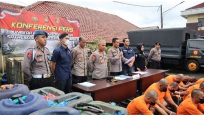 Sebelas orang kaki tangan pelaku penyalahgunaan 10 ton BBM bersubsidi jenis solar yang merugikan kepentingan masyarakat banyak, kasusnya para nelayan yang diamankan Polres Pandeglang Polda Banten.(Foto : Daeng Yusvin)