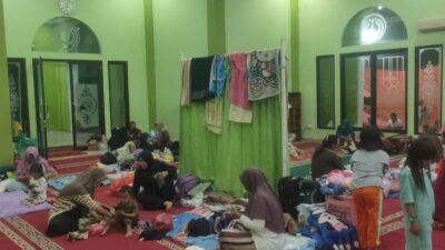 pengungsi di perumahan Vila Kencana Cikarang (VKC), satu dari sekian perumahan yang terkena dampak banjir, meliputi dua Desa yakni Desa Sukajadi Kecamatan Sukakarya dan Karang Sentosa Kecamatan Karang Bahagia.