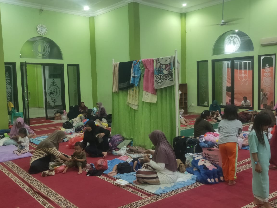 pengungsi di perumahan Vila Kencana Cikarang (VKC), satu dari sekian perumahan yang terkena dampak banjir, meliputi dua Desa yakni Desa Sukajadi Kecamatan Sukakarya dan Karang Sentosa Kecamatan Karang Bahagia.