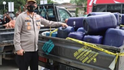 Polda Banten menangkap empat orang pelaku penimbun bahan bakar minyak (BBM) bersubsidi sebanyak 2,5 ton pertalite, dan sudah ditetapkan sebagai tersangka berinisial R, RI, JW dan PR, warga Kabupaten Tangerang. (Foto : Internet)