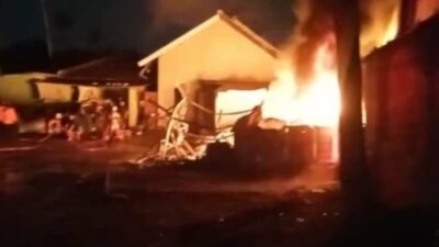 Dalam gambar, nampak kobaran api yang melalap habis tempat yang diduga untuk menimbun BBM bersubsidi berlokasi di Lingkungan Luwungsawo, Kelurahan Kotabumi, Kecamatan Purwakarta, Kota Cilegon, Provinsi Banten, pada Jumat, (27/1/2023) malam lalu. (Foto : Internet)