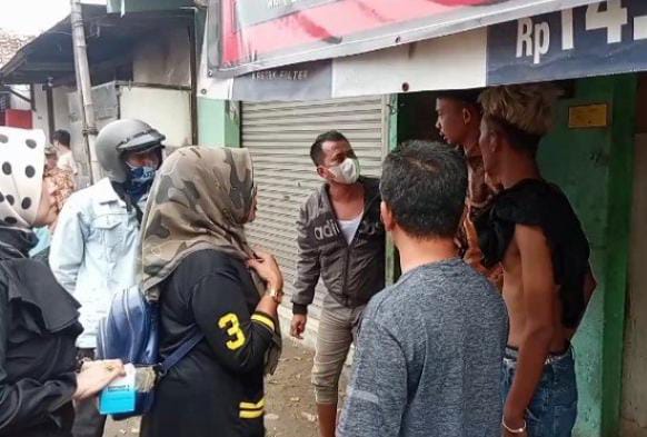 Puluhan warga dan aparat Desa Karang Asih, Kabupaten Bekasi menggeruduk toko penjual obat keras jenis G terlarang yang berkedok kosmetik.