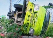Kecelakaan Tunggal Truk Pengangkut Herbal di Kabupaten Bekasi Hingga Terguling