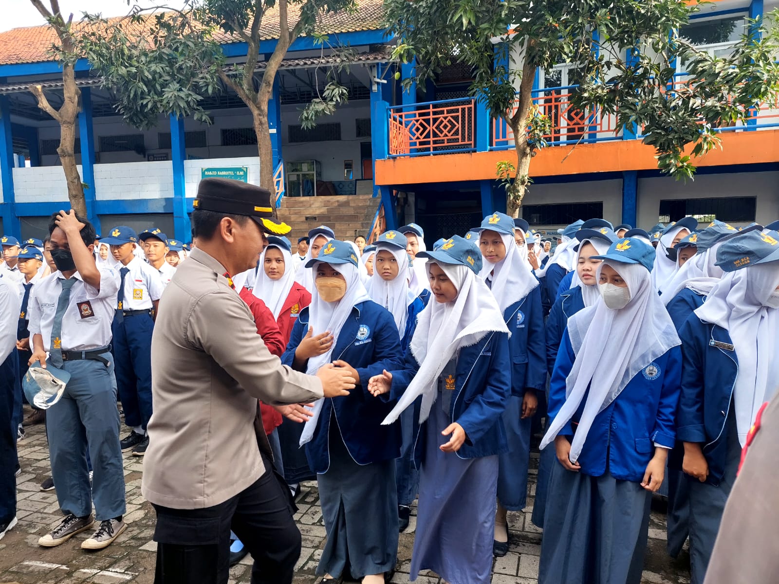 Waka Polres Cilegon Polda Banten, KOMPOL Andie Firmansyah, jadi pembina upacara dan berikan edukasi Kamtibmas kepada pelajar di sekolah SMK Bahari Cilegon Abadi (BCA) di Cibeber, Kota Cilegon. (Foto : Bidhumas)
