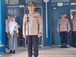 Waka Polres juga menyampaikan, bagi siswa siswi yang membawa motor dan sudah berumur 17 tahun, serta memiliki (KTP), supaya membuat (SIM).