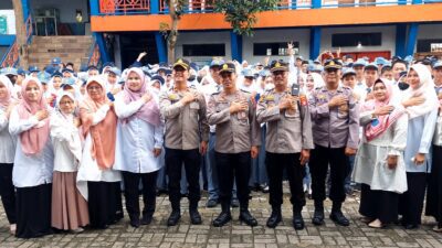 Upacara dilaksanakan di lapangan SMK Bahari Cilegon Abadi (BCA) di Cibeber, Kota Cilegon, dihadiri oleh siswa, siswi serta guru dan para staf SMK Bahari Cilegon Abadi (BCA) di Cibeber, Kota Cilegon, pada Senin (13/02/23).