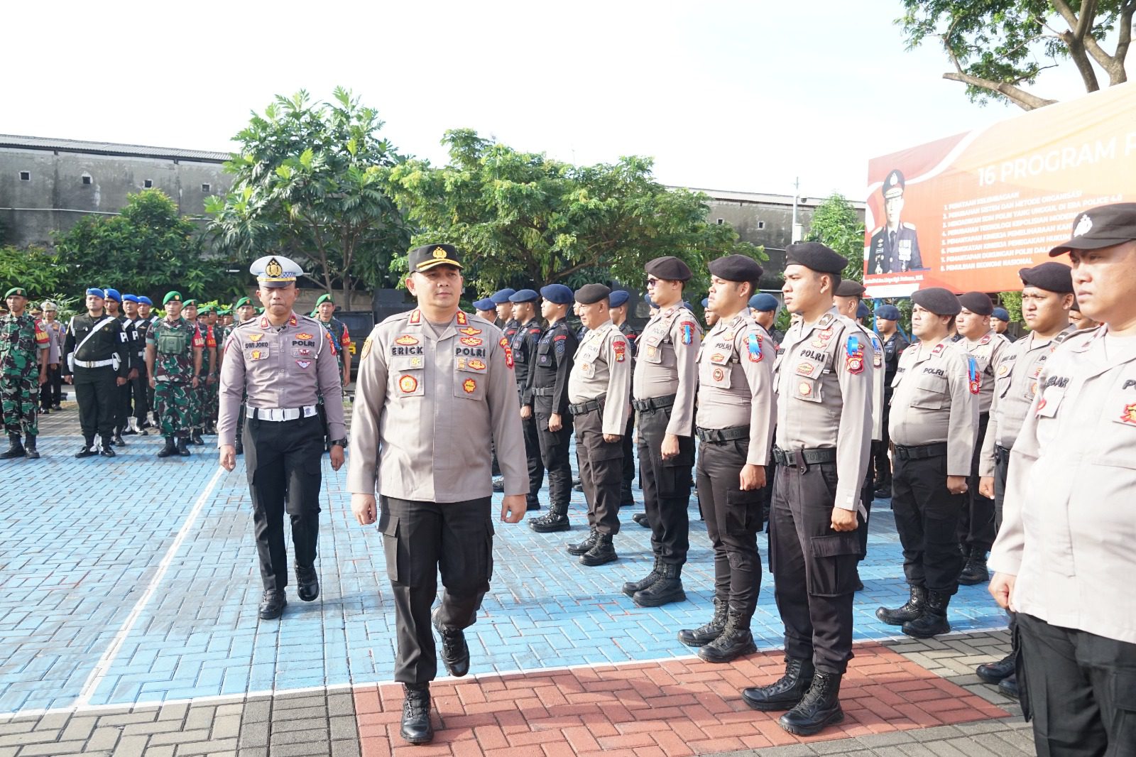 Polres Metro Bekasi Menggelar Apel Keselamatan Jaya 2023.