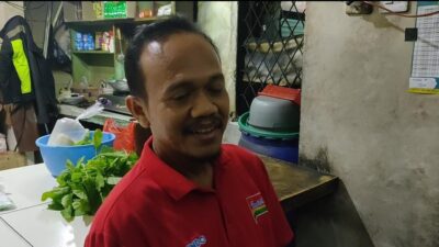 Abdul Mughni pemilik warung kopi
