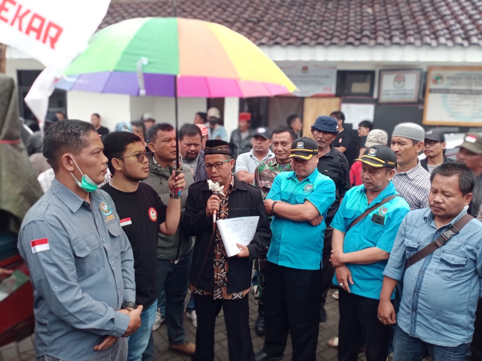 Kordinator Aksi Demo, Paguyuban Pemuda Gandamekar, M.Jaya mengatakan, tuntutan pihaknya kepada BPD jangan sampai ada oknum anggota-anggota BPD yang melakukan kegaduhan. ( Foto: Muh. Bakhtiar)