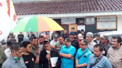 Kordinator Aksi Demo, Paguyuban Pemuda Gandamekar, M.Jaya mengatakan, tuntutan pihaknya kepada BPD jangan sampai ada oknum anggota-anggota BPD yang melakukan kegaduhan. ( Foto: Muh. Bakhtiar)