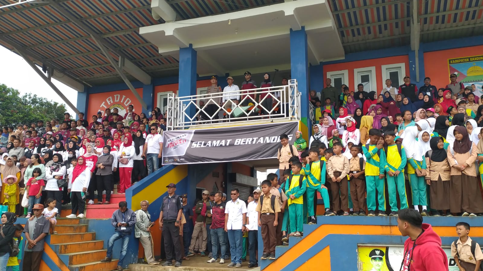 Gemuruh suporter saat pembukaan HK Cup 2023 di lapangan Desa Mandala Mukti, Kecamatan Cikalongwetan, Kabupaten Bandung Barat dihadiri langsung Bupati Hengki Kurniawan (foto: Dodi/triberita.com)