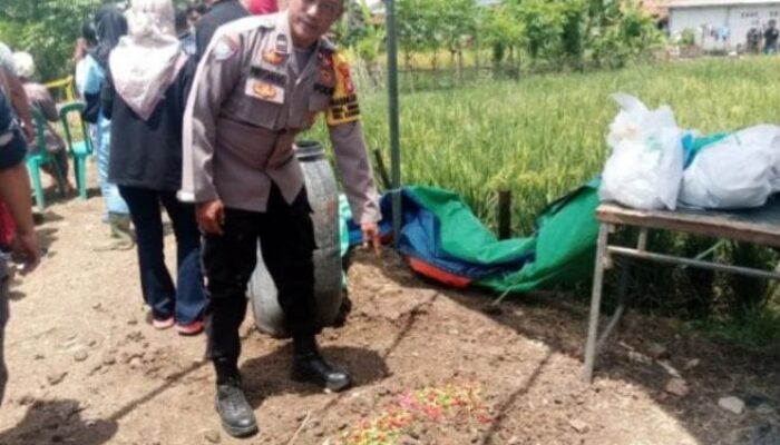 Diduga Hasil Hubungan Gelap Anak dengan Ayah Tiri, Polisi Bongkar Makam Bayi di Kabupaten Bekasi 