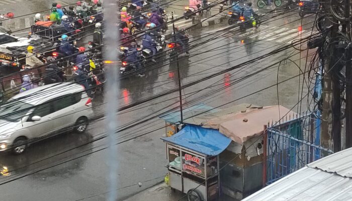Hujan Deras Diwilayah Cikarang, Sejumlah Penjual Takjil Tutup Lebih Awal
