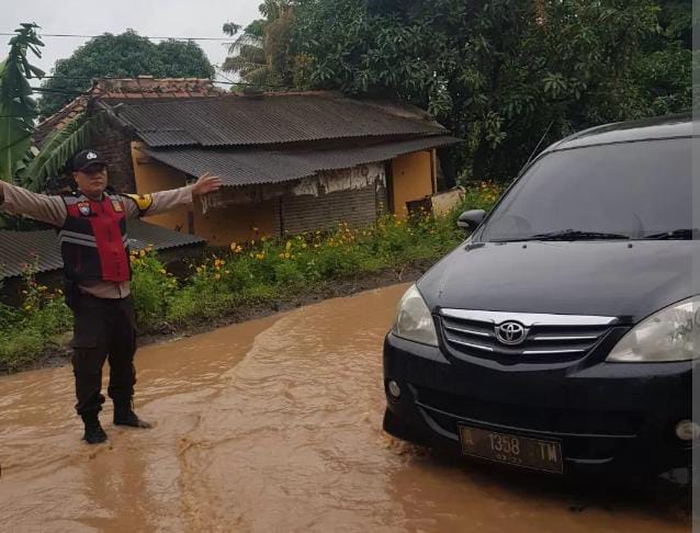 Banjir yang merendam beberapa rumah warga di Lingkungan Kedawung, Kelurahan Tegal Bunder, Kecamatan Purwakarta, Kota Cilegon, Provinsi Banten, pada Kamis 2 Maret 2023. (Foto : istrimewah)