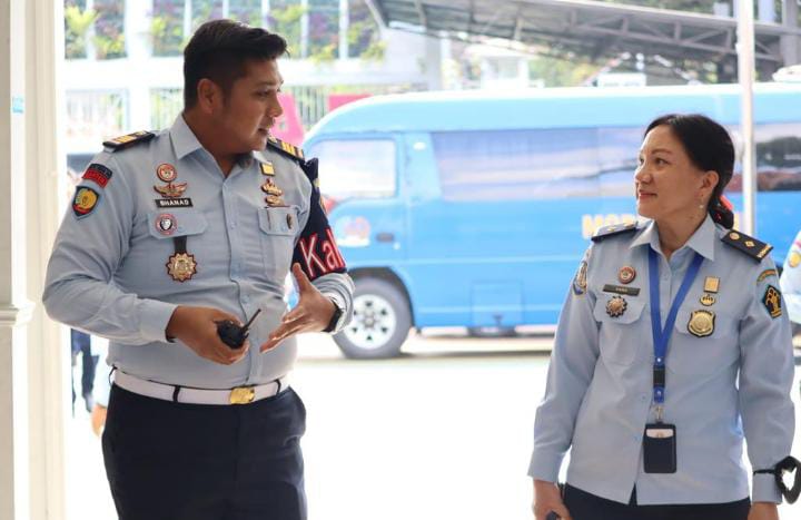 Kepala Pengamana Lapas Pemuda Bhanad Sofa Kurniawan Bersama Dengan Perwakilan Rumah Deteni Imigrasi. (Foto: Fathar)