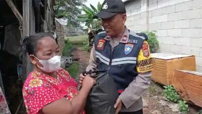 Polsek Cikarang Barat Salurkan Sembako Untuk Warga, Bantuan diserahkan langsung oleh Wakapolsek Cikarang Barat AKP Yendrizen, Kanit Propam IPDA Budi dan beberapa anggota Polsek Cikarang Barat (Foto: Humas Polda Metro Jaya)