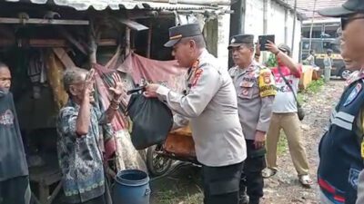 Polsek Cikarang Barat Salurkan Sembako Untuk Warga, Bantuan diserahkan langsung oleh Wakapolsek Cikarang Barat AKP Yendrizen, Kanit Propam IPDA Budi dan beberapa anggota Polsek Cikarang Barat (Foto: Humas Polda Metro Jaya)