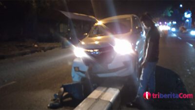 Kecelakaan tunggal melibatkan mobil sedan tersangkut trotoar di jalan Tuparev Komplek Pasar Johar Karawang, Jawa Barat, pada Senin 20 Maret sekira pukul 05.20 WIB pagi tadi. (Foto: Riyan)