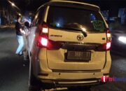 Breaking News ! Minim Penerangan, Sebuah Mobil Sedan Nyangkut Trotoar di Karawang