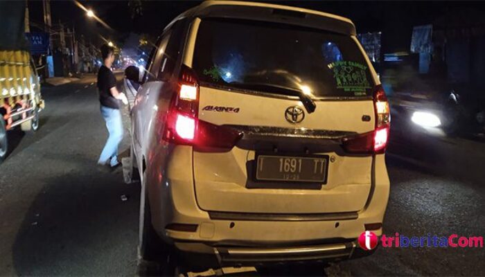 Breaking News ! Minim Penerangan, Sebuah Mobil Sedan Nyangkut Trotoar di Karawang