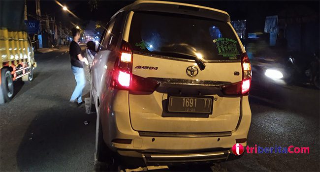 Kecelakaan tunggal melibatkan mobil sedan tersangkut trotoar di jalan Tuparev Komplek Pasar Johar Karawang, Jawa Barat, pada Senin 20 Maret sekira pukul 05.20 WIB pagi tadi. (Foto: Riyan)