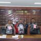 Kasat Reskrim Polres Metro Jakarta Pusat Menjabarkan Barang Bukti Yang Digunakan Pelaku Untuk Melakukan Pembunuhan. (Foto: Fathar)