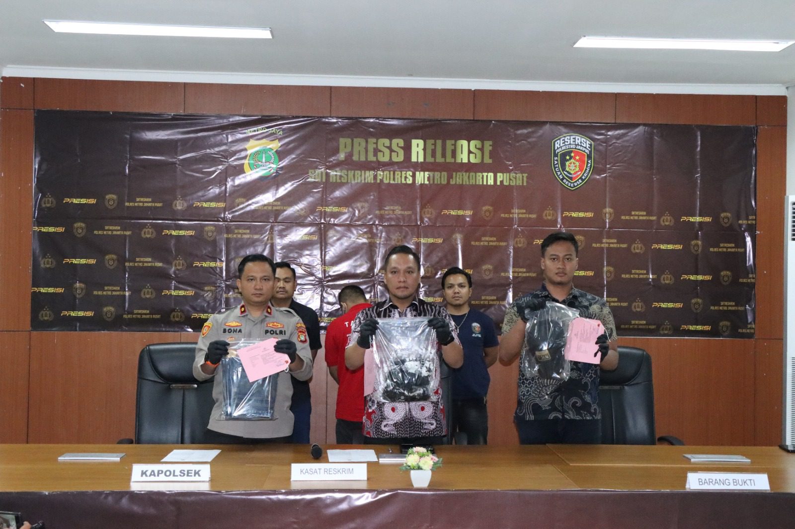 Kasat Reskrim Polres Metro Jakarta Pusat Menjabarkan Barang Bukti Yang Digunakan Pelaku Untuk Melakukan Pembunuhan. (Foto: Fathar)