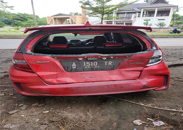 Tiga kendaraan yang terlibat tabrakan beruntun di Jalan Lingkar Selatan (JLS) Kota Cilegon, Jumat 17 Maret 2023. (Foto: Daeng Yusvin)