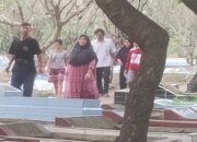 Warga Raup Cuan Jelang Ramadhan, TPU Berlan Kabupaten Bekasi Ramai Dikunjungi Peziarah