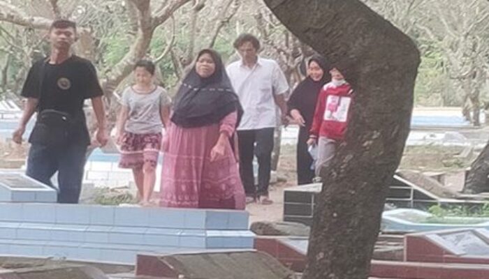 Warga Raup Cuan Jelang Ramadhan, TPU Berlan Kabupaten Bekasi Ramai Dikunjungi Peziarah