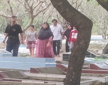 Tempat Pemakaman Umum (TPU) mulai ramai dikunjungi para peziarah menjelang bulan suci Ramadhan. (Foto: Jeje)