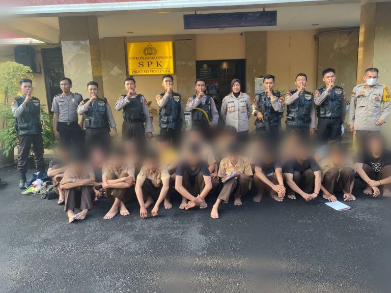 Patroli Perintis Presisi Polres Metro Jakarta Barat Berhasil Menggagalkan Aksi Tawuran Pelajar di Kalideres. (Foto: Humas Jakbar)