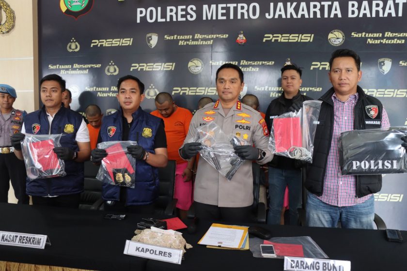 Press Release Penangkapan Polisi Gadungan Yang Merampas Motor. (Foto: Fathar)