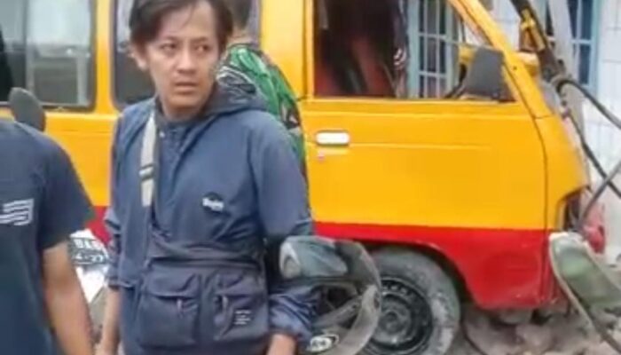 Ngeri, Kronologi Angkot di Bandung Barat Hantam 3 Pemotor dan Pagar Rumah Warga