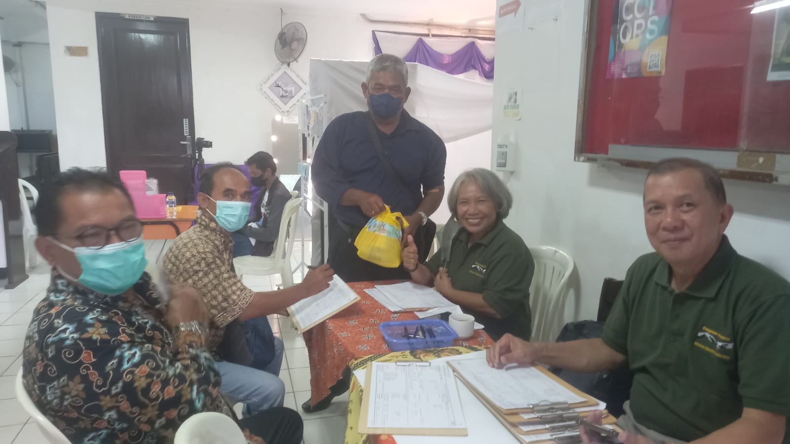 Pendonor darah sedang dilakukan pemeriksaan darah oleh petugas dari Yankes GKI Serang, sebelum dilakukan proses donor darah. (Foto: Yusvin M Karuyan)