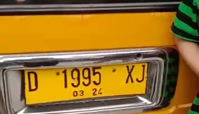 Viral, Video Detik-detik Sopir Angkot Dihakimi Massa usai Menabrak 3 Pemotor dan Rumah di Bandung Barat