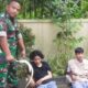 Babinsa Koramil 06-09/Cikeusal, Serma Budi memegang senjata tajam jenis celurit milik kedua pelajar yang diduga hendak melakukan tawuran. (Foto: istimewah)