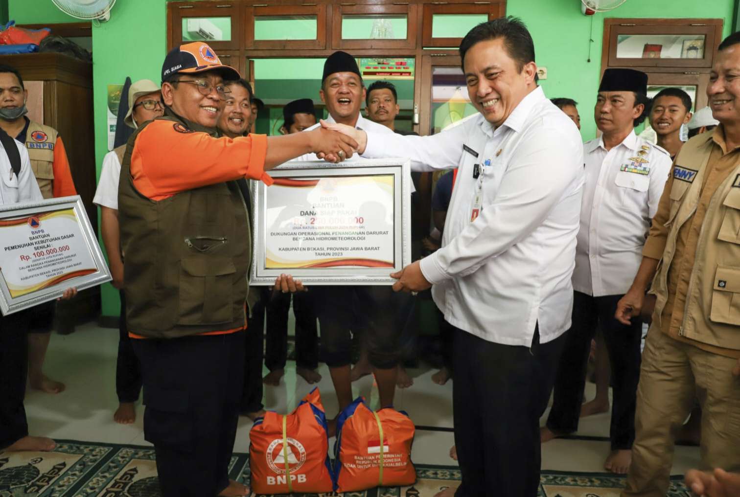 KARANGBAHAGIA - Pemerintah Kabupaten Bekasi menerima bantuan penanganan banjiir dari Badan Nasional Penanggulangan Bencana (BNPB) sebesar Rp 350 juta.
